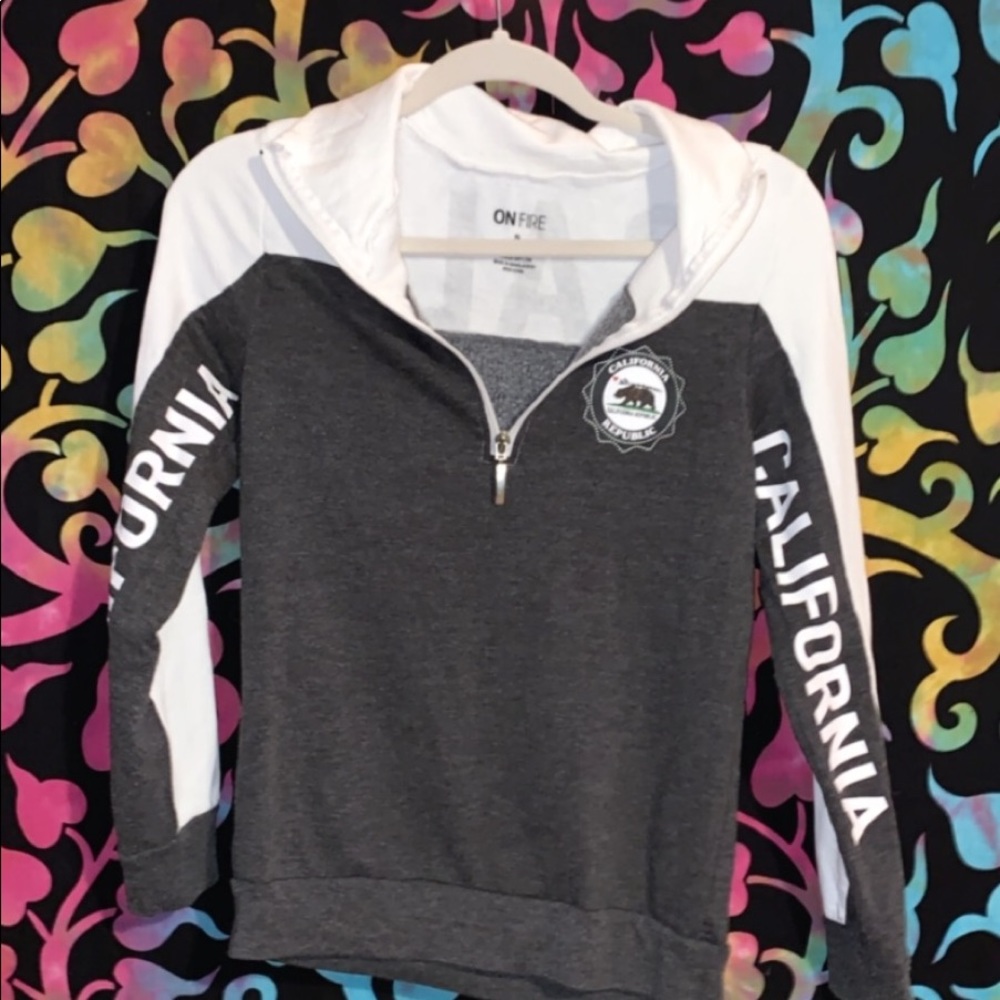 Grey and White “California” pullover S